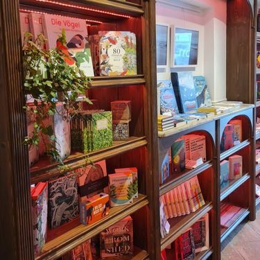 Wechselseitig cover with books