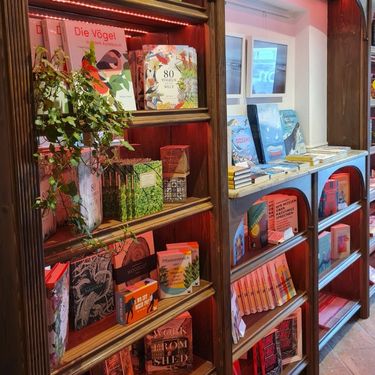 Wechselseitig cover with books