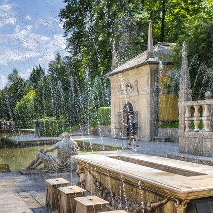 Hellbrunn Wasserspiele Schloss Weiher Fuerstentisch  c  Schlossverwaltung Hellbrunn  Foto Auer