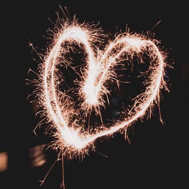lila getupft fireworks 9303542 1920